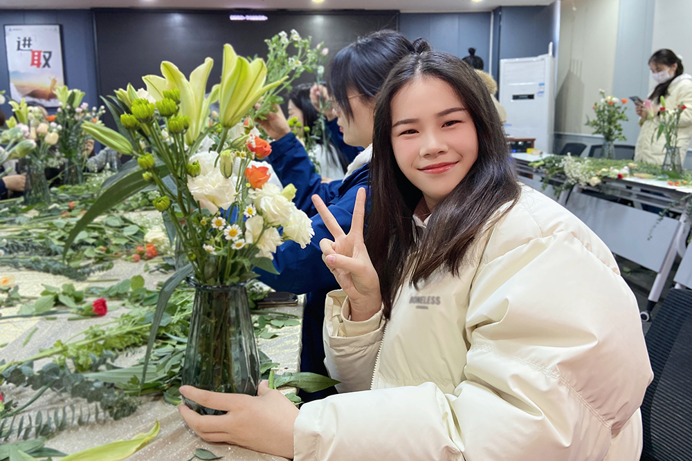 品茗人生·绽放芳华|赏金国际开展女神节品茗插花活动