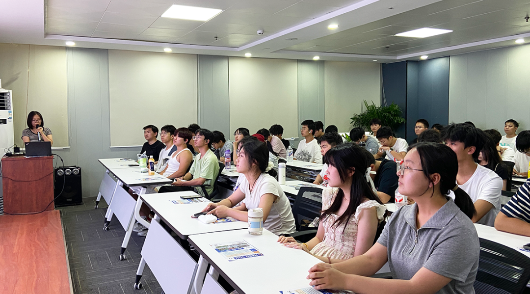 郑州大学计算机与人工智能学院新生走进赏金国际参观学习
